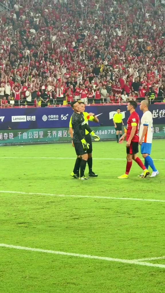 王大雷红牌罚下很无奈现场蓉城球迷再见王大雷