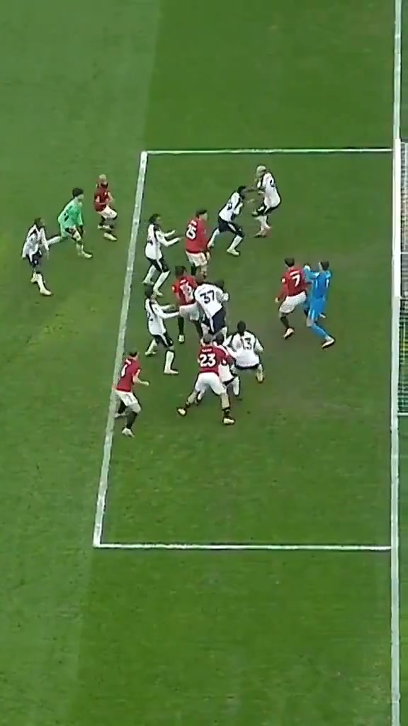 高空视角看看德里赫特扳平比分的进球曼联的定位球设计有进步