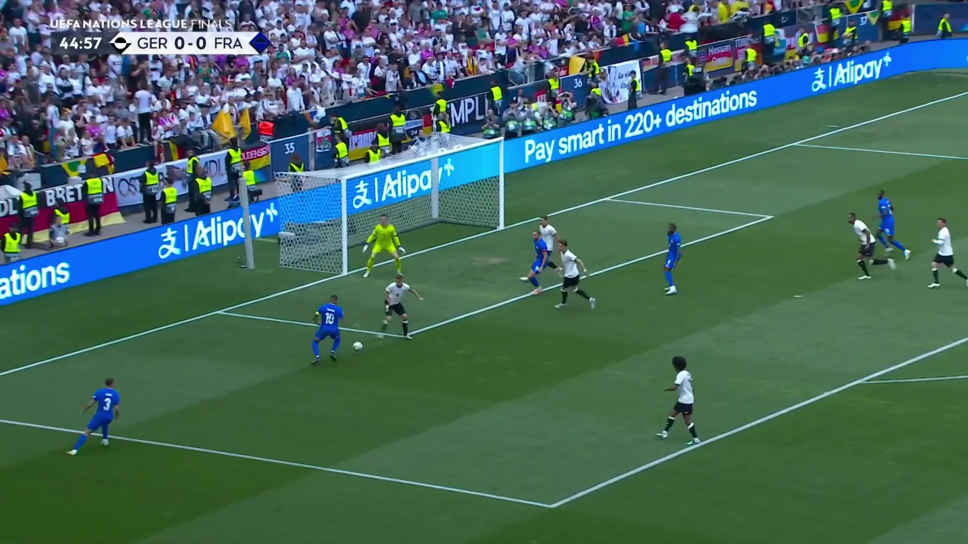 这就是球星能力姆巴佩接长传后一停一扣打门破僵