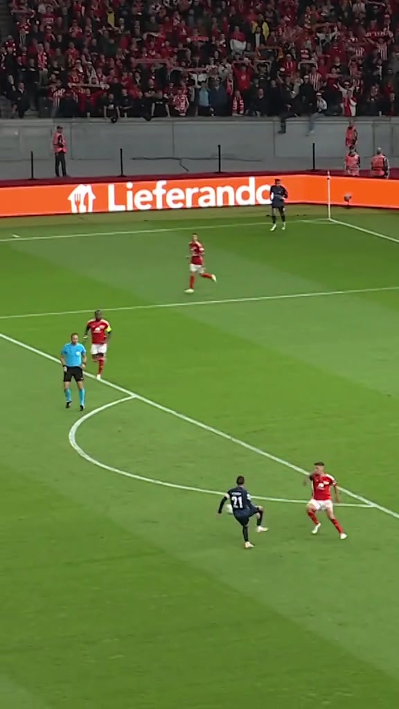 欧冠官推这一脚和泽林斯基那脚哪个更惊艳