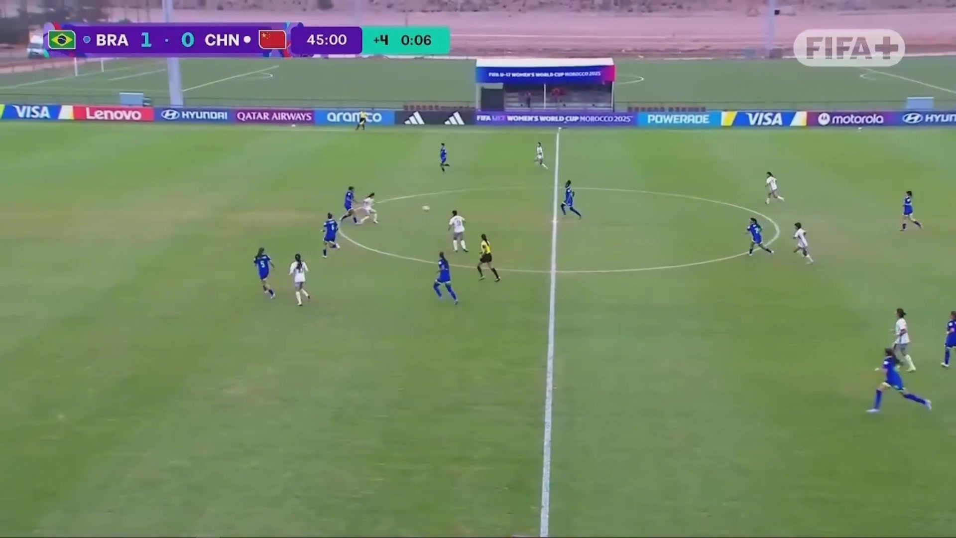 逃过一劫张克璨背后放倒对手送点但巴西罚丢点球