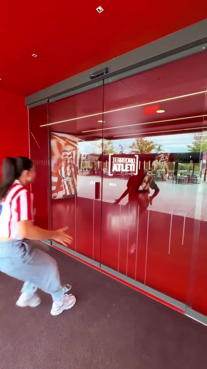 一晃而过的托雷斯美女网红带你参观万达大都会球场