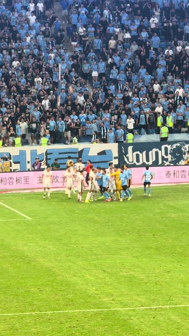现场大连球迷实拍冲突过程费利佩确实有点嚣张