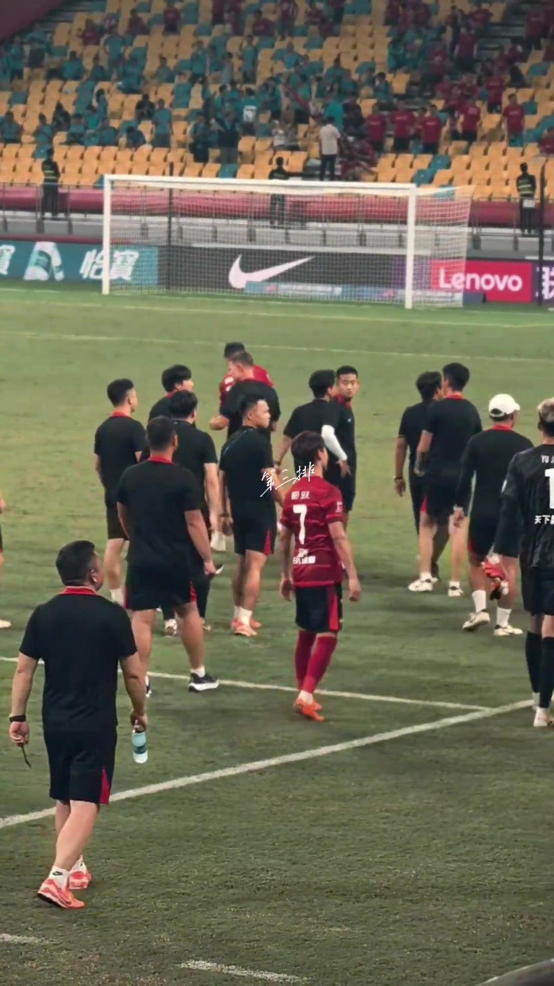 没有大家脑补的那些故事比赛一结束,王大雷马上来找韦世豪握手了