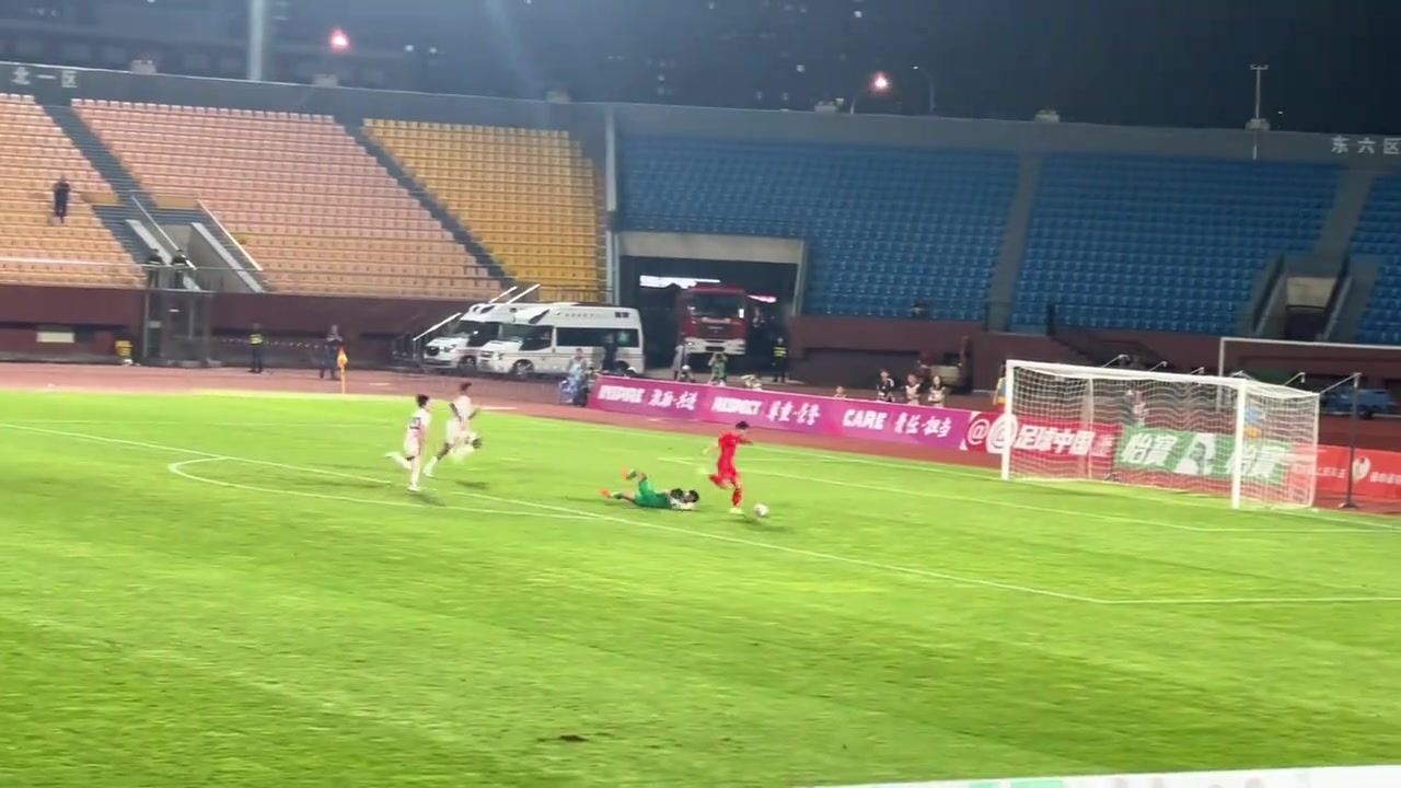 现场球迷视角帅惟浩过掉门将空门打飞是真可惜啊