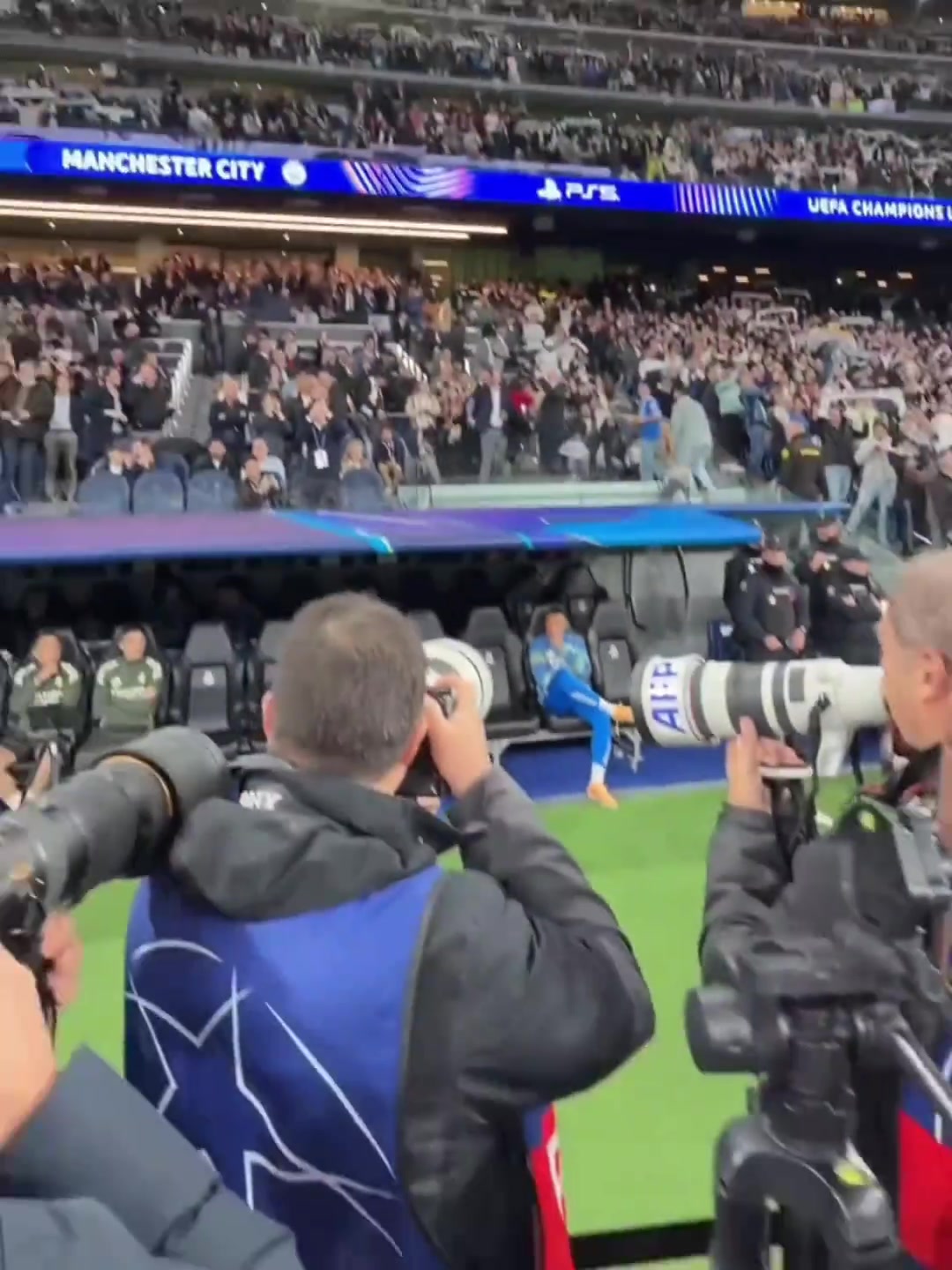 赛前记者们的长枪短炮都对着替补席上的姆巴佩