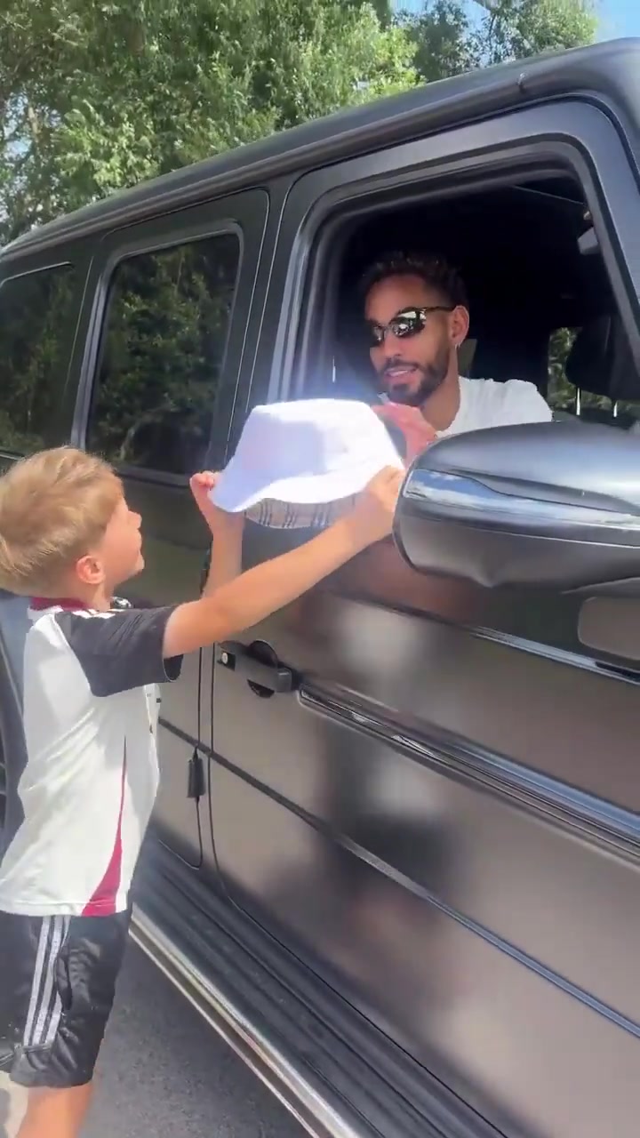 小球迷经常去卡灵顿门口这回遇到了库尼亚还送给后者一顶帽子