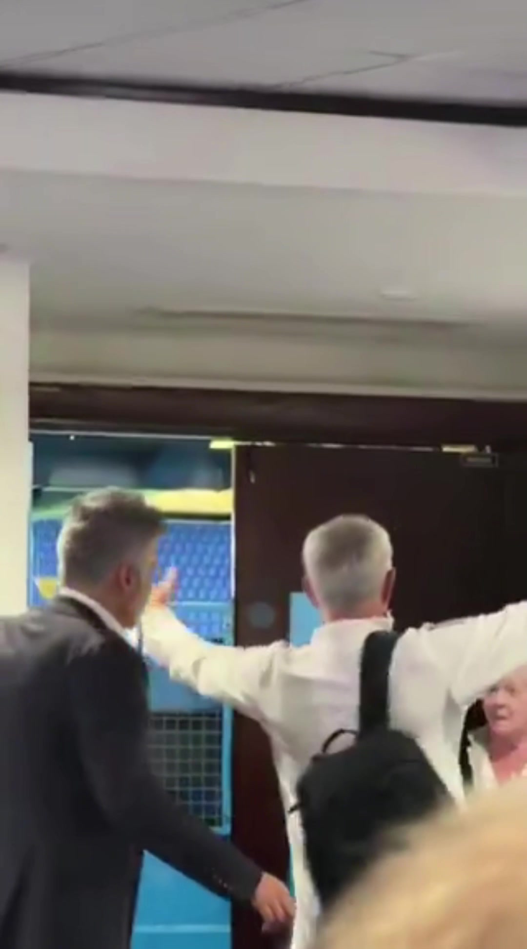 老友重聚穆里尼奥给切尔西老员工康尼利一个大大的拥抱