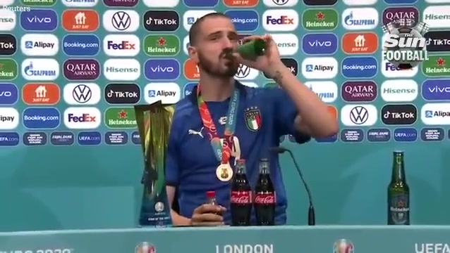 太搞了名场面意大利夺冠博努奇发布会狂喝啤酒和可乐