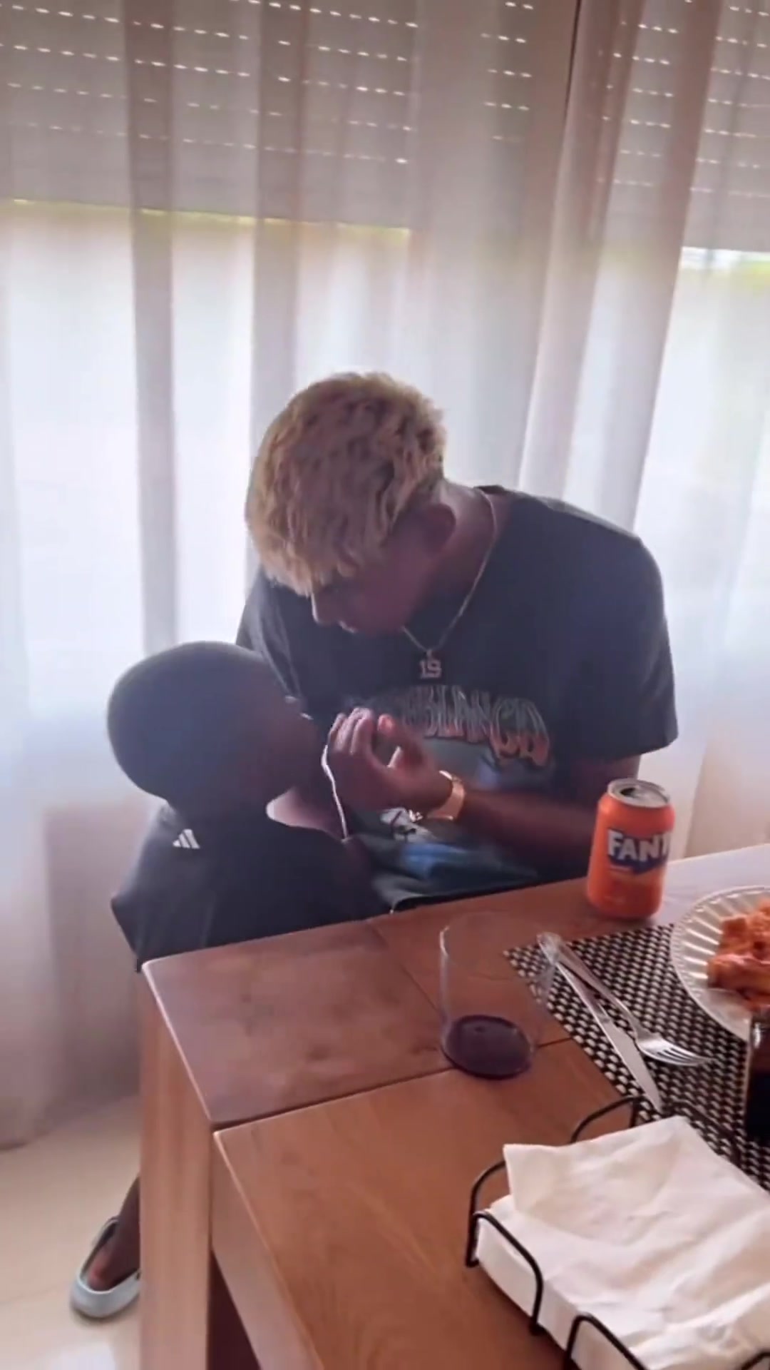 17岁的亚马尔休赛期带着家人度假弟弟上蹿下跳皮得很啊