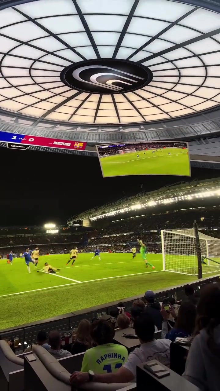 和现场看球没啥区别洛杉矶酒吧超大屏幕身临其境看欧冠