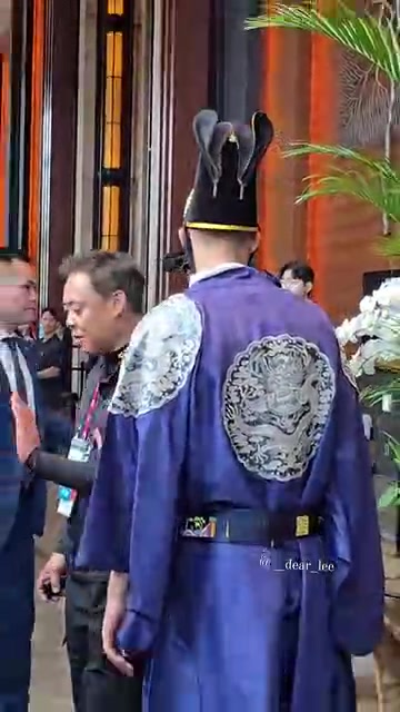 你们还爱玩这个呢维卡里奥大帝出巡首尔后防大臣丹索随同