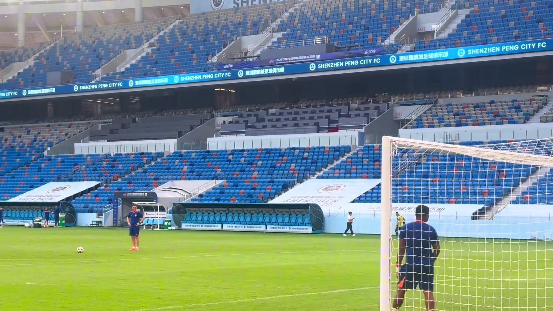 主教练正在热身泰山队赛前射门训练韩鹏指导也来了一脚