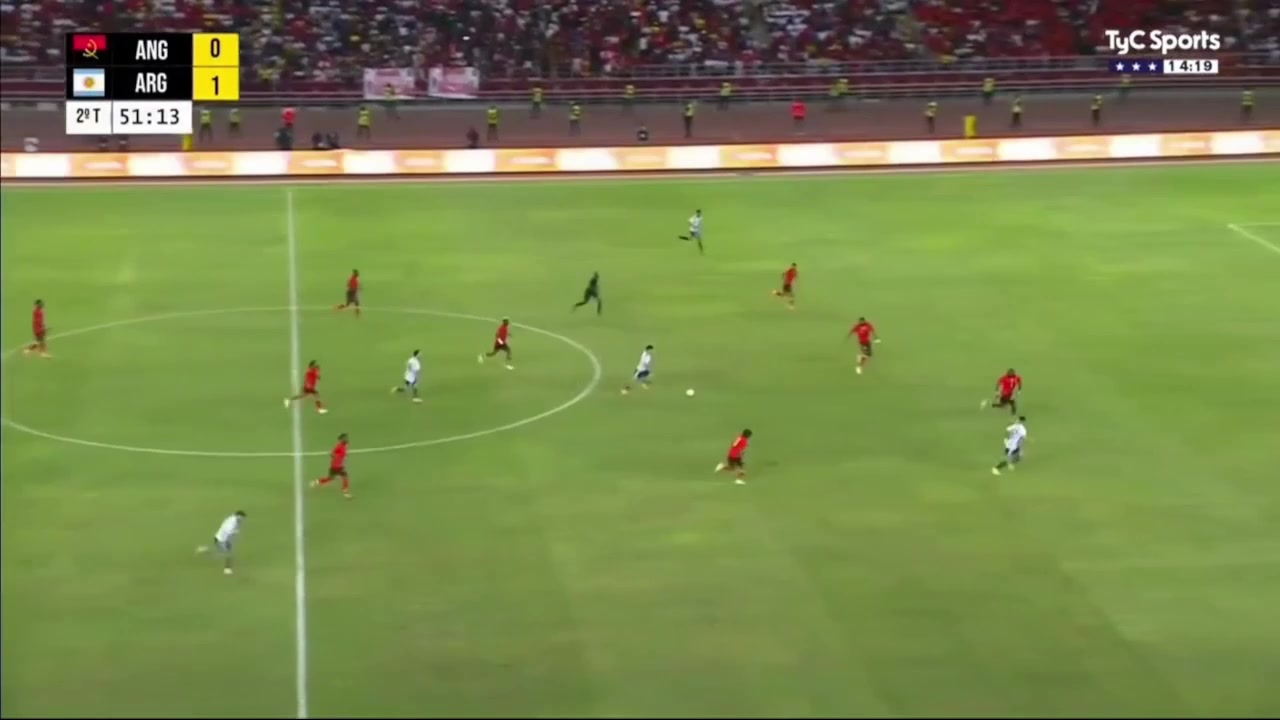 没能压住德保罗送精准传中球梅西后点不停球凌空射门打飞了