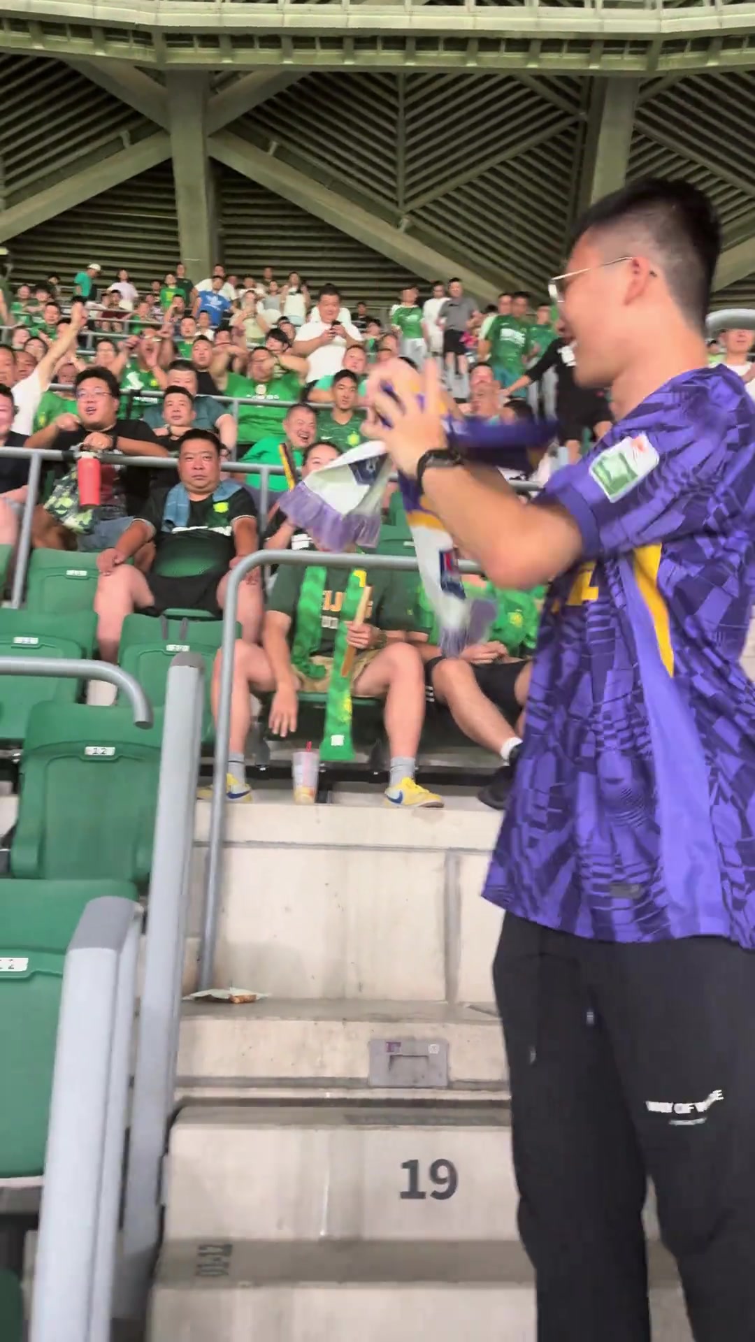 京津一家亲实拍津门虎球迷在工体受到国安球迷热烈欢迎