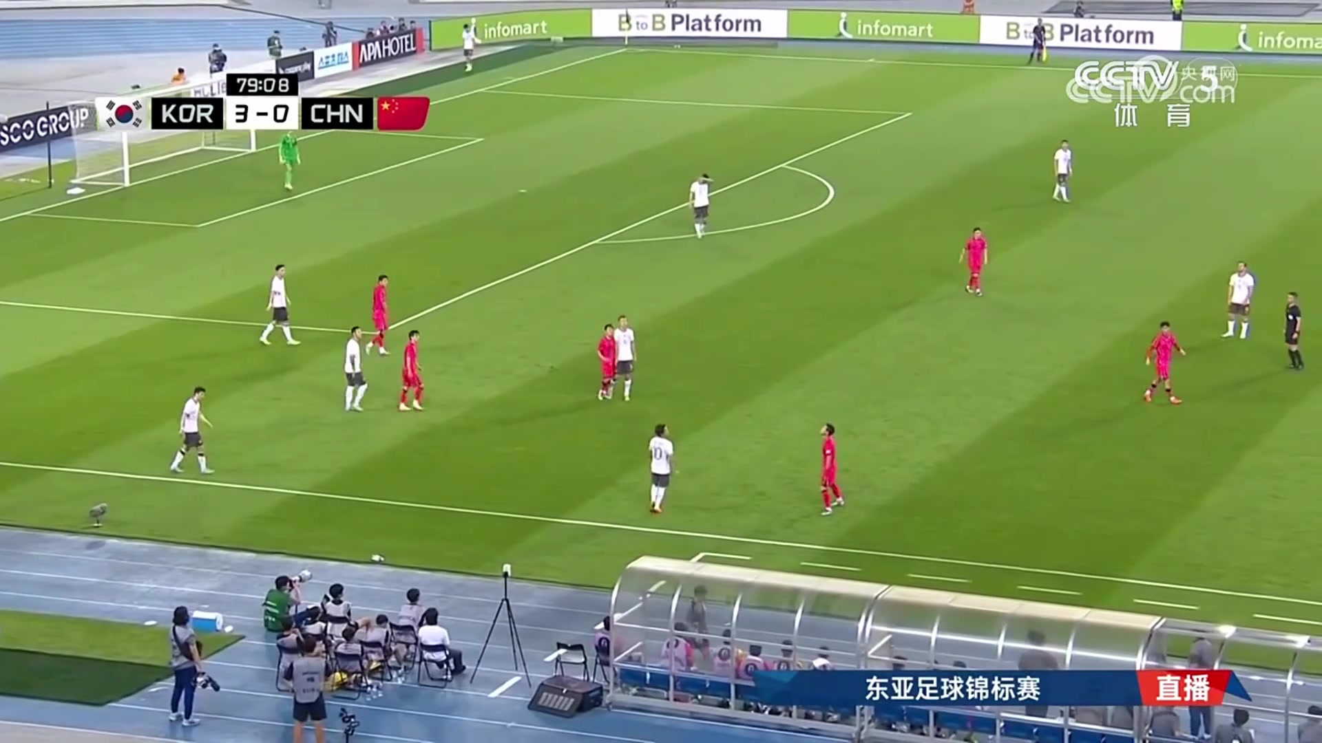 国足发界外球踢出边线央视解说都发出无语声