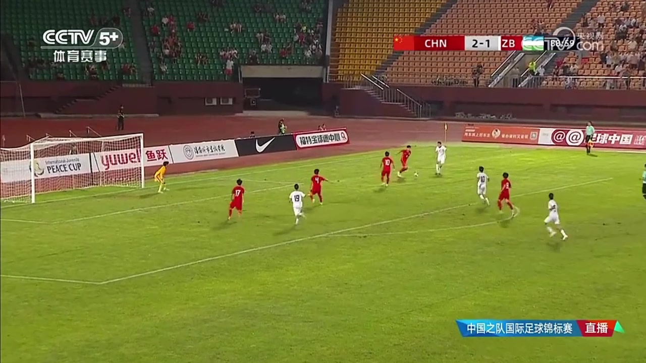 让乌兹别克主帅和球员很不满U16国足禁区手球主裁示意不是点球