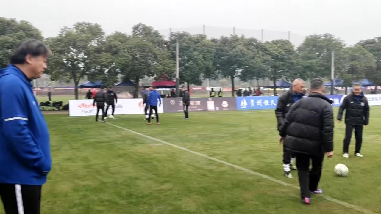 湖北队赛前热身蔡晟在场边旁观现场气氛十分轻松