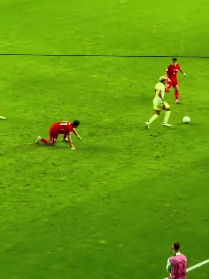 亚马尔这外脚背传球也太帅了