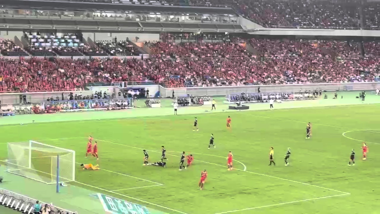 现场实拍红军16岁小将恩古莫哈一条龙推射建功 看台一片欢腾