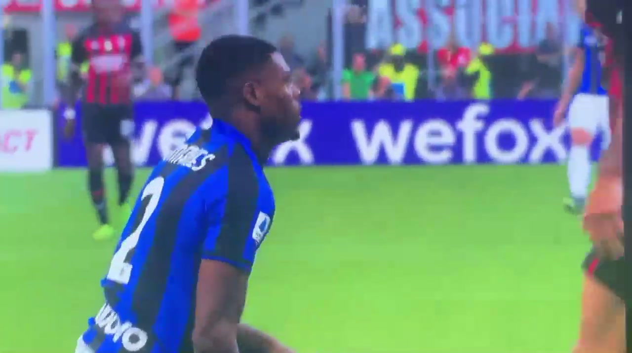 邓弗里斯当年怒怼特奥看着是真凶阿库尼亚你也是真敢惹